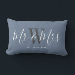 Mr en Mrs Modern Script Typografie op maat gemaakt Kussen<br><div class="desc">Welkom vrienden en familie bij je thuis met deze Mr. en Mrs. Passen getrouwd Manuscript Typografie Personalized Lumbar Pillow. Het is een elegant ontwerp met een moderne stoffige blauwe achtergrond. Het centrum heeft de laatste naam van bruid en groom monogram in lichtgrijs. De tekst is "Mr en mrs"in wit trendy...</div>