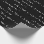 Mr en Mrs. Name Script Black White Chic Wedding Cadeaupapier<br><div class="desc">Mr. en Mrs. in zwart-wit trouwpapier. Voeg de newlyweds familienaam aan personalize.Zo  voor de giften en de huwelijkscadeaus van het vrijgezellenfeest toe. Classy and chic.Weddings,  verjaardagen,  nieuwe cadeauomslag.</div>