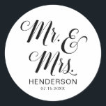 Mr en Mrs Name Wedding Ronde Sticker<br><div class="desc">Voeg een persoonlijke aanraking toe aan uw huwelijksgunsten met deze elegante "Mr. En het ontwerp van Mrs. is perfect voor nieuwigheden!</div>