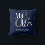 Mr en Mrs Navy Blue Elegant Modern Huwelijkscadeau Kussen<br><div class="desc">Mr en Mrs Gold Script Elegant Modern Wedding Gift Sierkussen. Perfect aandenken cadeau voor uw favoriete nieuw huwelijk,  paar en bruiloft. Gemakkelijk aan te passen. Bestel vandaag nog!</div>