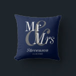 Mr en Mrs Navy Blue Elegant Modern Huwelijkscadeau Kussen<br><div class="desc">Mr en Mrs Gold Script Elegant Modern Wedding Gift Sierkussen. Perfect aandenken cadeau voor uw favoriete nieuw huwelijk,  paar en bruiloft. Gemakkelijk aan te passen. Bestel vandaag nog!</div>