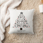 Mr en Mrs Newly Weds kerstboom Kussen<br><div class="desc">Het ontwerp kenmerkt een uitstekende kerstboom met harten en sneeuwvlokken Mr en Mrs. in een klassiek trouwkalligrafiescript. Eenvoudig aan te passen met naam en gebeurtenisdatum van keuze. Perfect geschenk voor de bruid en bruidegom,  newlyweds,  verjaardagskoppels,  en meer.</div>