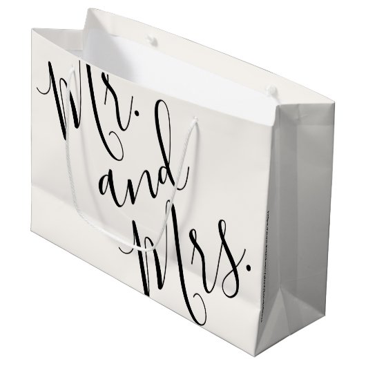 Mr. en Mrs. Oversized Calligraphy White Black Groot Cadeauzakje (Voorkant Gekanteld)