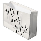 Mr. en Mrs. Oversized Calligraphy White Black Groot Cadeauzakje (Voorkant Gekanteld)