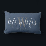 Mr. en Mrs. Passen getrouwd Navy Blauw Script Mono Kussen<br><div class="desc">Welkom vrienden en familie in uw huis met deze Mr en Mrs Passen getrouwd Navy Blue Script Monogram Lumbar Kussen. Het is een elegant ontwerp met een moderne stoffige blauwe achtergrond. Het centrum heeft bruid en bruidegom's achternaam monogram letter in lichtgrijs. De tekst is "mr en mrs" in wit trendy...</div>