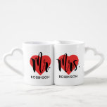 Mr. en Mrs Red Heart Custom Wedding Monogram Loversmokken<br><div class="desc">Gepersonaliseerde monogram koffiemuizen maken een uniek trouwcadeau voor de nieuwe Mr. en Mrs.! Dit elegante ontwerp kenmerkt het zwarte kalligrafiesmanuscript schrijven,  een rood hartaccent,  en douanetekst die met de getrouwde familienaam en trouwdatum van het pas gehuwde paar kan worden gepersonaliseerd.</div>