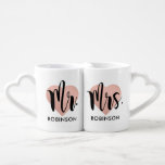 Mr en Mrs Roos Gold Heart Custom Wedding Monogram Loversmokken<br><div class="desc">Gepersonaliseerde monogram koffiemuizen maken een uniek trouwcadeau voor de nieuwe Mr. en Mrs.! Dit minimalistische ontwerp kenmerkt modern zwart manuscript schrijven,  een gouden hartachtergrond van het roos,  en douanetekst die met de getrouwde familienaam van het pas gehuwde paar kan worden gepersonaliseerd.</div>