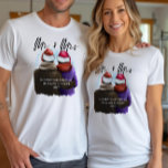 Mr en Mrs Script Couples Kerstmis T-shirt<br><div class="desc">Mr en Mrs.,  gepersonaliseerde kerstshirten. Dit ontwerp van de waterverf heeft een trendy illustratie van een paar met kerstmantels. "Mr & Mrs." wordt met de hand geschreven in het moderne schrift en de sjabloon is klaar voor u om uw persoonlijke tekst,  namen en het jaar toe te voegen.</div>