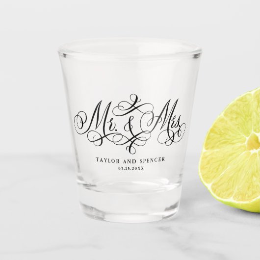 Mr en Mrs Script Flourish in Black Wedding Shot Glas (Voorkant)