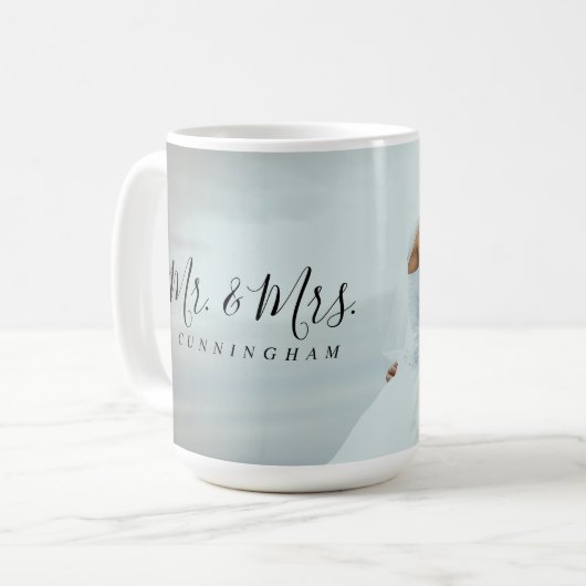 Mr en Mrs Script Monogram Wedding Foto Koffiemok (Voorkant links)