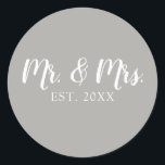 Mr en Mrs Script Vast Wedding Ronde Sticker<br><div class="desc">Onze Mr en Mrs. scriptsticker is perfect om huwelijksgunsten,  partijvoorkeuren,  decor,  enz. toe te voegen.</div>