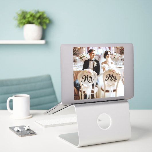 Mr en Mrs stoel stickers om de bruid te versieren  (Laptop op bureau)