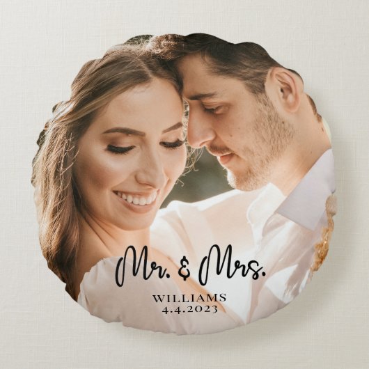 Mr en Mrs Wedding Couple Pillow Rond Kussen (Voorkant)