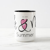 Mr en Mrs Wedding Custom Name Simple Pink BlackK Tweekleurige Koffiemok (Center)