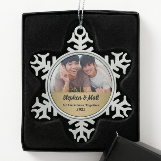 Mr & Mr Gay Couple 1st Kerstmis Foto Tin Sneeuwvlok Ornament (Kistje)