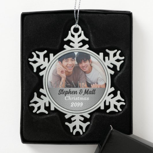 Mr. & Mr Gay Marriage Silver Damask Foto Tin Sneeuwvlok Ornament (Kistje)