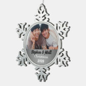 Mr. & Mr Gay Marriage Silver Damask Foto Tin Sneeuwvlok Ornament (Rechts)