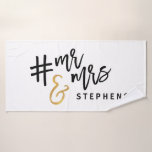 #mr & mrs badhanddoek<br><div class="desc">Ik werd zo wakker #getrouwd! Een leuk,  modern grafisch typografisch ontwerp.Met gouden effect manuscripttekst en een modern # instagram insta hashtag zult u deze tas lang na de huwelijksreis gebruiken. Deel van een collectie.Verander de kleur om uw stijl aan te passen. Deel van een collectie.</div>