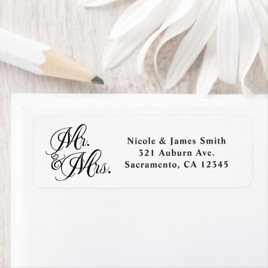 Mr. & Mrs Black White Script Wedding Invitation Etiket (Insitu)