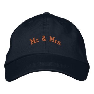 Mr & Mrs Custom Name Honey Text Color Navy Hat Geborduurde Pet