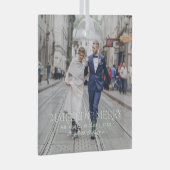 Mr. & Mrs. | Eerste kerstfoto voor trouwen en vrol Glas Ornament (Voorkant Rechts)