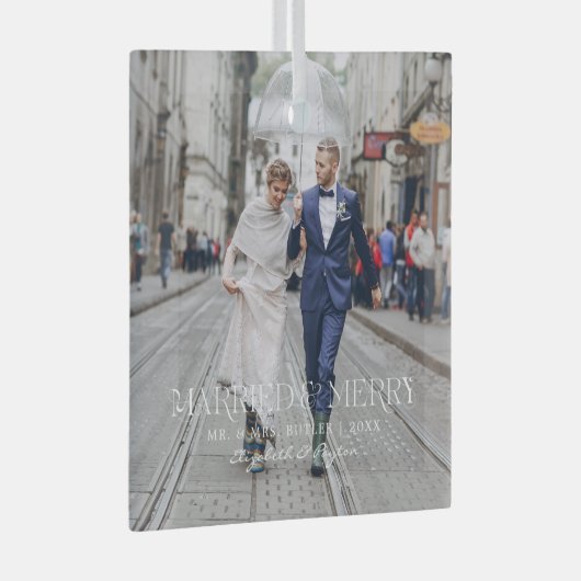 Mr. & Mrs. | Eerste kerstfoto voor trouwen en vrol Glas Ornament (Voorkant Rechts)