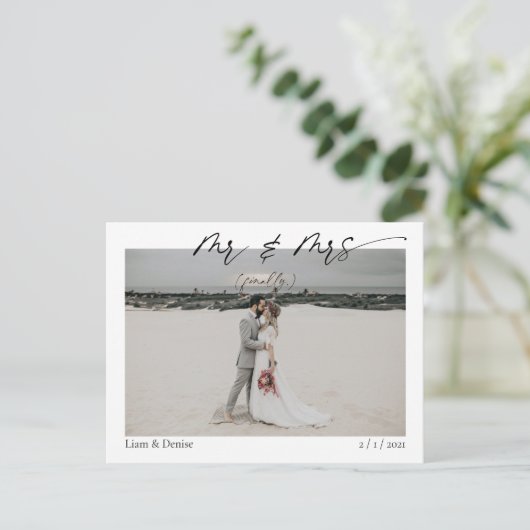 Mr & Mrs (eindelijk) Fun Script Wedding Aankondigi Briefkaart (Staand voorkant)