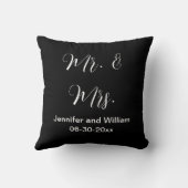 Mr & Mrs Elegant Script Zwart Wit Namen Bruiloft Kussen (Achterkant)