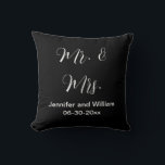 Mr & Mrs Elegant Script Zwart Wit Namen Bruiloft Kussen<br><div class="desc">Een zwarte kussen zegt "Mr. en Mrs." in witte letters aan beide zijden. De voorzijde van de kussen kan met uw gewenste tekst worden gepersonaliseerd. Je zou dit kussen kunnen aanpassen om de namen van de man en de vrouw en/of de datum van hun bruiloft als trouwcadeau op te nemen....</div>