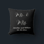 Mr & Mrs Elegant Script Zwart Wit Namen Bruiloft Kussen<br><div class="desc">Een zwarte kussen zegt "Mr. en Mrs." in witte letters aan beide zijden. De voorzijde van de kussen kan met uw gewenste tekst worden gepersonaliseerd. Je zou dit kussen kunnen aanpassen om de namen van de man en de vrouw en/of de datum van hun bruiloft als trouwcadeau op te nemen....</div>