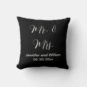 Mr & Mrs Elegant Script Zwart Wit Namen Bruiloft Kussen (Voorkant)