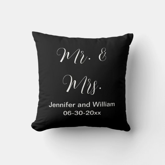 Mr & Mrs Elegant Script Zwart Wit Namen Bruiloft Kussen (Voorkant)