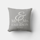 "Mr & Mrs." gepersonaliseerd grijs en wit Kussen (Voorkant)