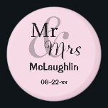 Mr & Mrs Gepersonaliseerde Wedding Couple Namen Da Magneet<br><div class="desc">Gepersonaliseerde magneet voor het gelukkige koppel met familienaam en trouwdatum. De achtergrondkleur is aanpasbaar.</div>