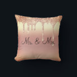 Mr. & Mrs Glitter Wedding Keepomwille Elegant Kussen<br><div class="desc">Mooie satin-look glitter "Mr. En Mrs. "Ik hou van je" kussen. Hoe  zou dit zijn op een bed of een jachtlounge in een slaapkamer. De ene kant is voor de nieuwe Mr. en Mrs. De andere kant heeft 'I Love You'-typografie.</div>