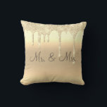 Mr. & Mrs Gold Glitter Wedding Keepomwille Elegant Kussen<br><div class="desc">Mooie gouden satijnachtige glitter "Mr. En Mrs. "Ik hou van je" kussen. Hoe  zou dit zijn op een bed of een jachtlounge in een slaapkamer. De ene kant is voor de nieuwe Mr. en Mrs. De andere kant heeft 'I Love You'-typografie.</div>