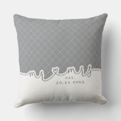 Mr Mrs Heart Script Grijs Wit Trouwkussen Kussen (Achterkant)