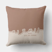 Mr Mrs Heart Script Mocha Beige Trouwkussen Kussen (Achterkant)