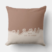 Mr Mrs Heart Script Mocha Beige Trouwkussen Kussen (Voorkant)