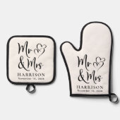 Mr Mrs Hearts Monogram Bruiloft Ovenwant & Pannenlap Set (Voorkant)