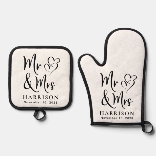 Mr Mrs Hearts Monogram Bruiloft Ovenwant & Pannenlap Set (Voorkant)