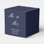 Mr. & Mrs in White Script Midnight Blue Wedding Bedankdoosjes (Achterkant)