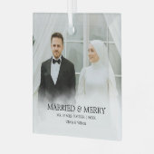Mr. & Mrs. | Married & Merry First Christmas Photo Glas Ornament (Voorkant links)