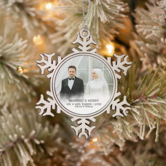 Mr. & Mrs. | Married & Merry First Christmas Photo Tin Sneeuwvlok Ornament (Boom)