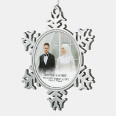 Mr. & Mrs. | Married & Merry First Christmas Photo Tin Sneeuwvlok Ornament (Rechts)