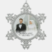 Mr. & Mrs. | Married & Merry First Christmas Photo Tin Sneeuwvlok Ornament (Voorkant)