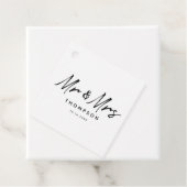 Mr. & Mrs Modern Black White Script Wedding Bedankjes Labels (In situ)