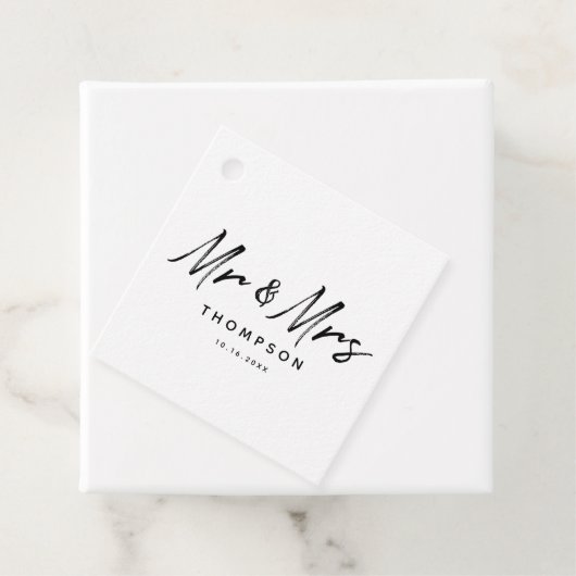 Mr. & Mrs Modern Black White Script Wedding Bedankjes Labels (In situ)