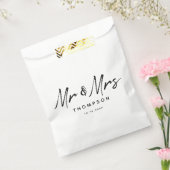 Mr. & Mrs Modern Black White Script Wedding Bedankzakje (Gezegeld)