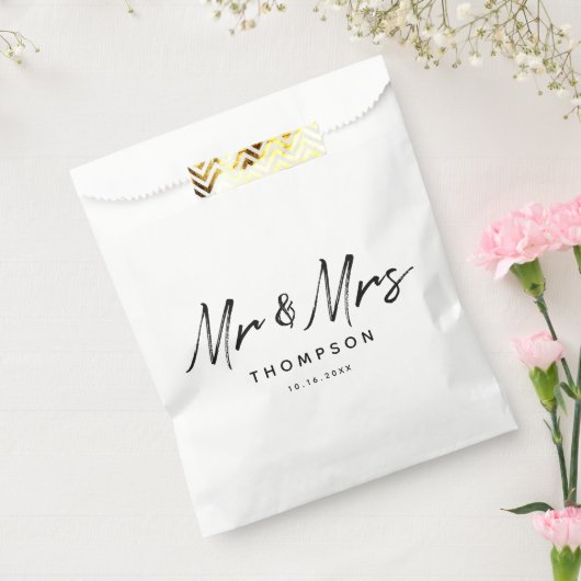 Mr. & Mrs Modern Black White Script Wedding Bedankzakje (Gezegeld)